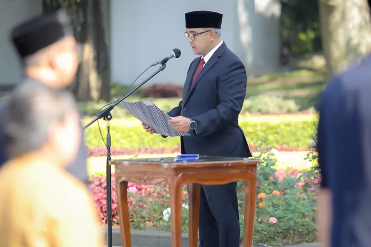 Wali Kota Bandung, Muhammad Farhan melantik pejabat di lingkungan Pemkot Bandung.