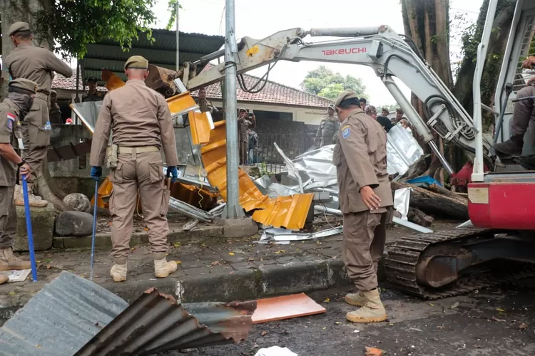 Pelaksana Perda, Satpol PP Kota Bandung tengah menertibkan sejumlah bangunan liar di beberapa lokasi di Bandung.