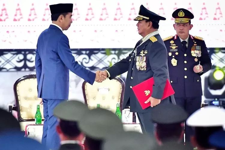 Jokowi Anugerahi Prabowo Gelar Jenderal TNI Bintang Empat, Ini Alasannya