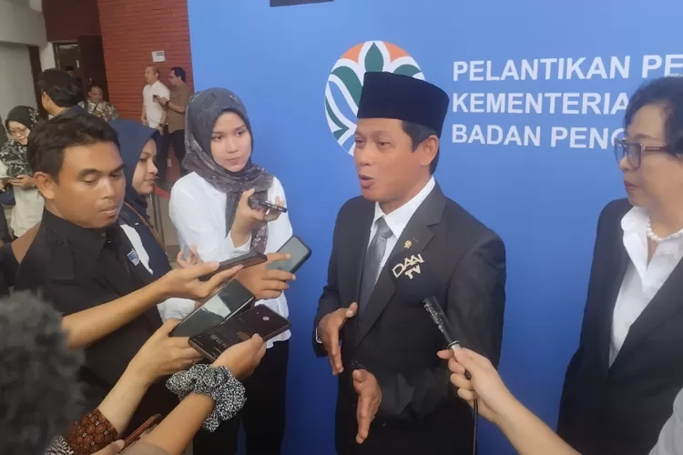 Menteri Lingkungan Hidup Hanif Faisol Nurofiq saat memberikan keterangan pers soal perubahan iklim di Indonesia.