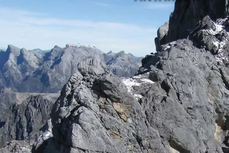 Puncak Cartenz, puncak tertinggi di Indonesia, menawarkan tantangan ekstrem bagi para pendaki dengan keindahan gletser tropisnya (Instagram/ @quotes)