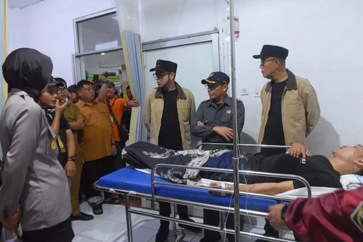 Wali Kota dan Wakil Wali Kota Sukabumi, Ayep Zaki-Bobby Maulana bersama unsur forkopimda menjengul pasien akibat insiden demonstrasi. (Dokpim)