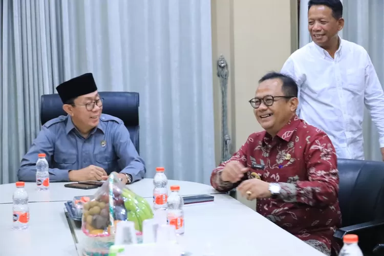Pj Wali Kota Bekasi Raden Gani Muhammad bersama pimpinan DPRD Kota Bekasi (Pemkot Bekasi)