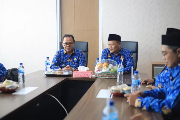 Pj Wali Kota Bekasi Raden Gani Muhamad menyambangi kantor Kemenag dan Pengadilan Agama Kota Bekasi. (Pemkot Bekasi)