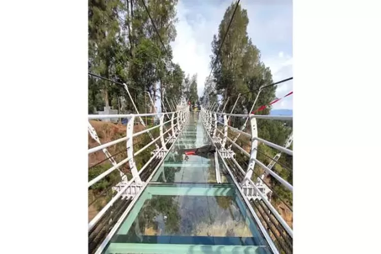 ilustrasi Nimo Highland, dengan jembatan terpanjang sebagai destinasi wisata di Bandung. (Jawapos)