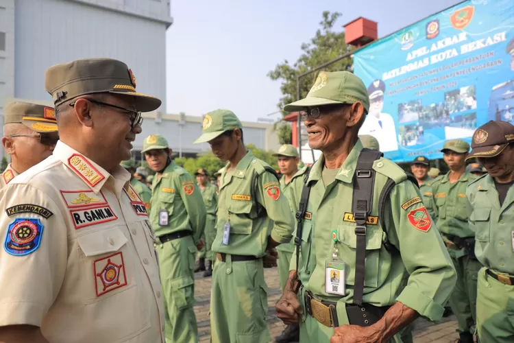 Pj Wali Kota Bekasi Raden Gani Muhamad memberi pesan untuk Satlinmas dalam hadapi Pemilu 2024 (Pemkot Bekasi)