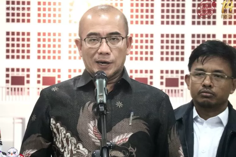 Ketua KPU RI Hasyim Asy'ari mengumumkan hasil tes kesehatan tiga pasangan calon presiden dan wakil presiden. (Foto: Instagran/@kpu_ri)