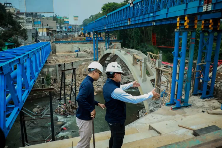 Wali Kota Bogor Bima Arya meninjau kondisi terkini proyek Jembatan Otista di tengah intensitas hujan yang mulai tinggi. (Pemkot Bogor)