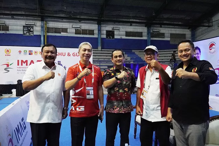 Wakil Wali Kota Bogor Dedie Rachim bersama Wakil Ketua KONI Pusat Surwarno dan Ketua KONI Kota Bogor Benninu Argoebie melihat laga IMAG 2023. (Pemkot Bogor)