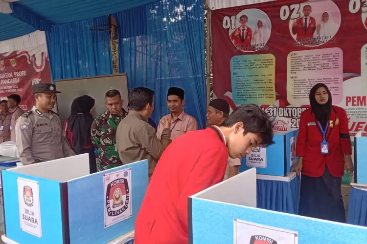 Proses pemilihan presiden OSIS di SMPN 2 Rumpin menggunakan sistem e voting. (Nasir/Metropolitan )