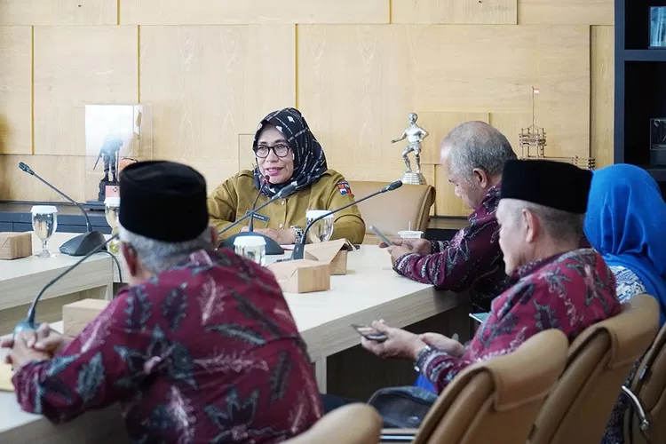 Audiensi antara LLI Jawa Barat dengan Sekda Kota Bogor Syarifah Sofiah tentang permintaan bangun kafe lansia. (Pemkot Bogor)