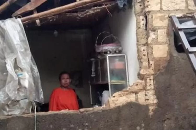 Cuaca ekstrem sebabkan rumah rusak dan pohon tumbang di Dramaga, Kabupaten Bogor. (dok warga)