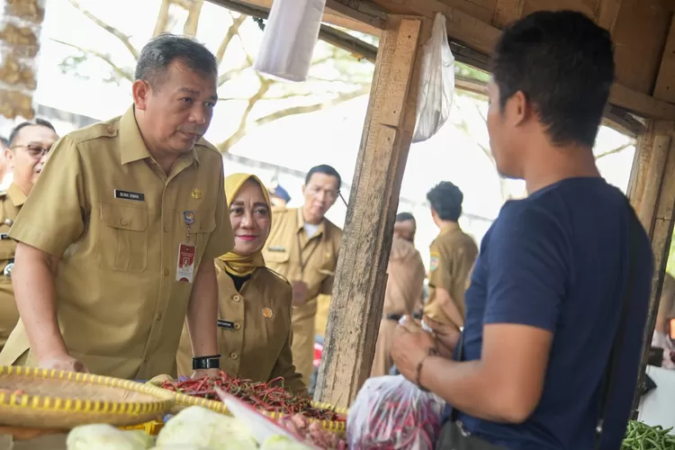 Monitoring Pasar Citeko, Pj Bupati Purwakarta Benni Irwan dapati harga cabai alami kenaikan dan stoknya tidak banyak. (Diskominfo Purwakarta)