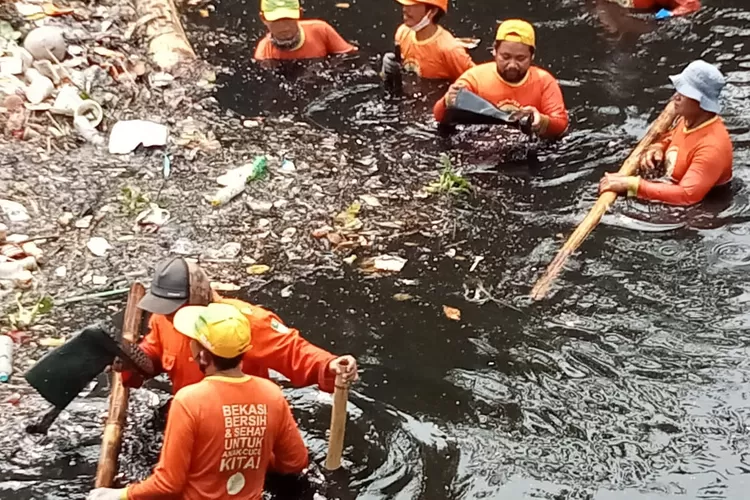 Pemerintah Kabupaten Bekasi saat melakukan Pembersihan sampah di Kali Cijambe  (Pemkab Bekasi)