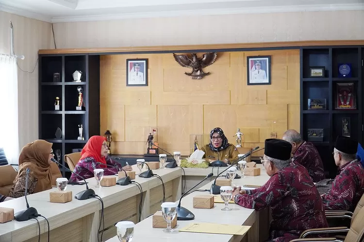Sekda Kota Bogor Syarifah Sofiah memaparkan rencana merubah Taman Malabar jadi Taman Lansia. (Pemkot Bogor)