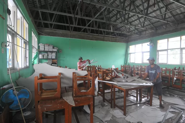 Ruang kelas di SDN Taman Pagelaran Ciomas Bogor ambruk disapu angin puting beliung. (Hendy/Radar Bogor)