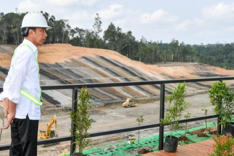 Presiden Joko Widodo meninjau langsung progres pembangunan jalan tol yang akan menghubungkan Balikpapan ke kawasan Ibu Kota Nusantara (IKN) di Kabupaten Penajam Paser Utara, Provinsi Kalimantan Timur, pada Rabu, 1 November 2023.  (Foto: BPMI Setpres/Vico)