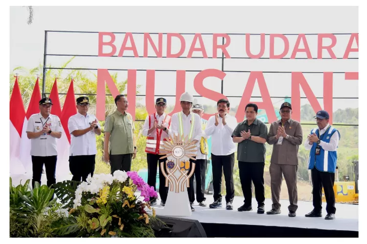 Presiden Joko Widodo melakukan peletakan batu pertama Bandar Udara Ibu Kota Nusantara (IKN) di Kabupaten Penajam Paser Utara, Provinsi Kalimantan Timur (01/1/2023). (Foto: BPMI Setpres)