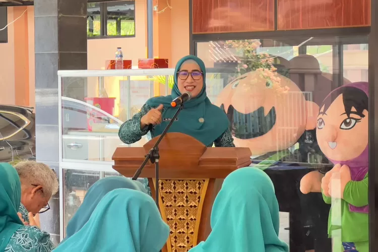 Pj Ketua PKK Kota Bekasi Yolla Kusuma bersama para kader bicara pentingnya peran perempuan dalam pemberantasan korupsi. (Pemkot Bekasi)