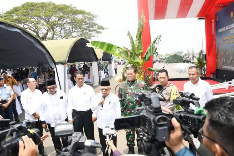 Pj Gubernur Jawa Barat Bey Machmudin mendampingi Wakil Presiden RI Ma'ruf Amin dalam kunjungan kerja melakukan Kick Off Gerakan Ketahanan Pangan Nasional di Desa Wanajaya, Kecamatan Cibitung, Kabupaten Bekasi, Rabu (1/11/2023). (Humas Jabar)