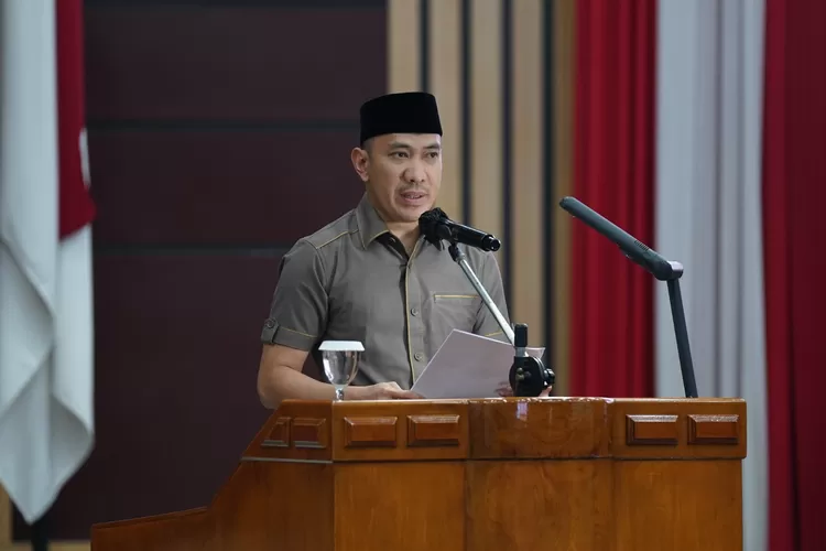 Wakil Ketua DPRD Kota Bogor Rusli Prihatevy membacakan laporan reses ketiga masa sidang 2023. (DPRD Kota Bogor)
