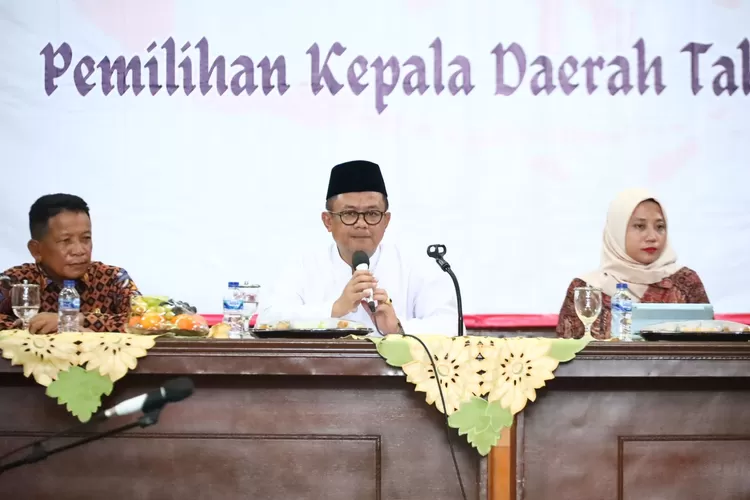 Pj Wali Kota Bekasi Raden Gani Muhamad bersama para ASN dan non ASN Kota Bekasi mengikrarkan netralitas Pemilu 2024. (Pemkot Bekasi)