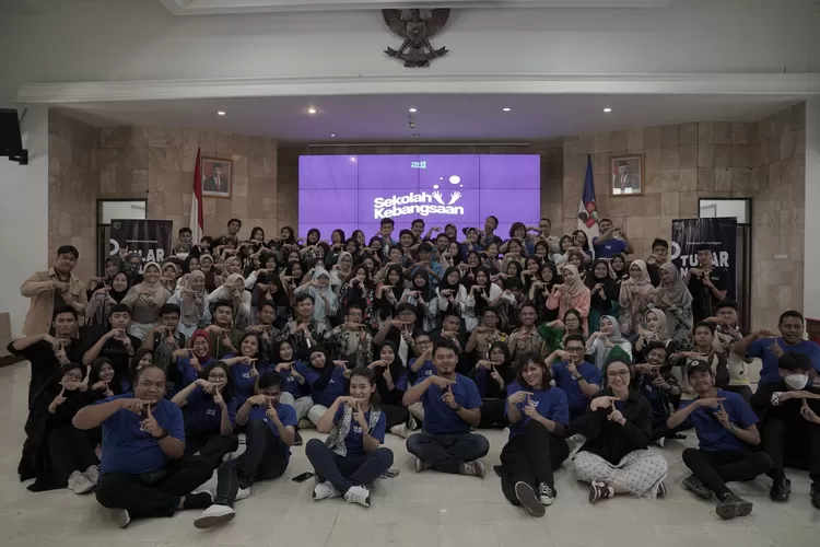Foto bersama jajaran pengurus Tular Nalar, Mafindo Wilayah Bogor Raya bersama peserta kegiatan Sekolah Kebangsaan di Balai Kota Bogor. 