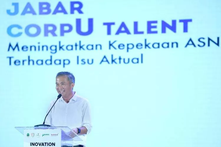 Pj Gubernur Jawa Barat Bey Machmudin saat meluncurkan Jabar CorpU Talent di Teater Dago Tea House, Kota Bandung, Kamis (2/11/2023).  (Humas Jabar )