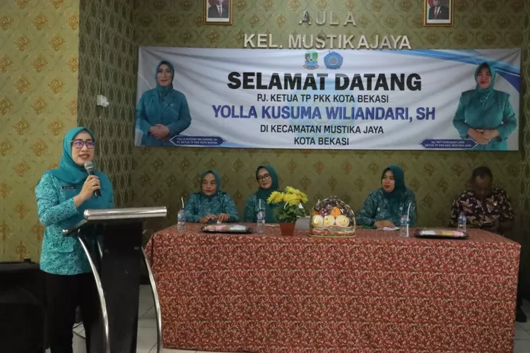 Pj Ketua PKK Kota Bekasi Yolla Kusuma saat silaturahmi dengan kader di Mustika Jaya. (Pemkot Bekasi)