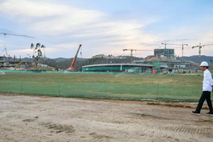 Usai melaksanakan kegiatan peletakan batu pertama atau groundbreaking sejumlah infrastruktur di Ibu Kota Nusantara (IKN), Presiden Jokowi mengunjungi lokasi proyek pembangunan Sumbu Kebangsaan tahap I, IKN, Kabupaten Penajam Paser Utara, Provinsi Kalimantan Timur, pada Kamis, 2 November 2023.  (BPMI Setpres)