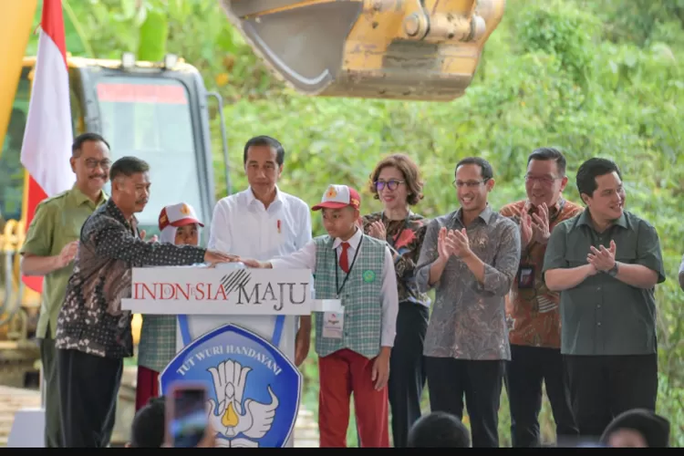Prosesi peletakan batu pertama dilakukan di dua tempat secara simbolis dengan menekan tombol sirine yang dilakukan oleh Presiden didampingi Mendikbudristek Nadiem Makarim. (Dok Kemendikbudristek )
