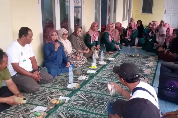 Anggota DPR RI Elly Rachmat Yasin mendengarkan keluhan warga Dramaga soal TPU. (Ade/Metropolitan)