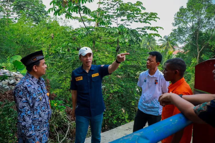 Wakil Wali Kota Bogor Dedie Rachim meninjau lokasi bencana akibat cuaca ekstrem di Kota Bogor. (Pemkot Bogor)