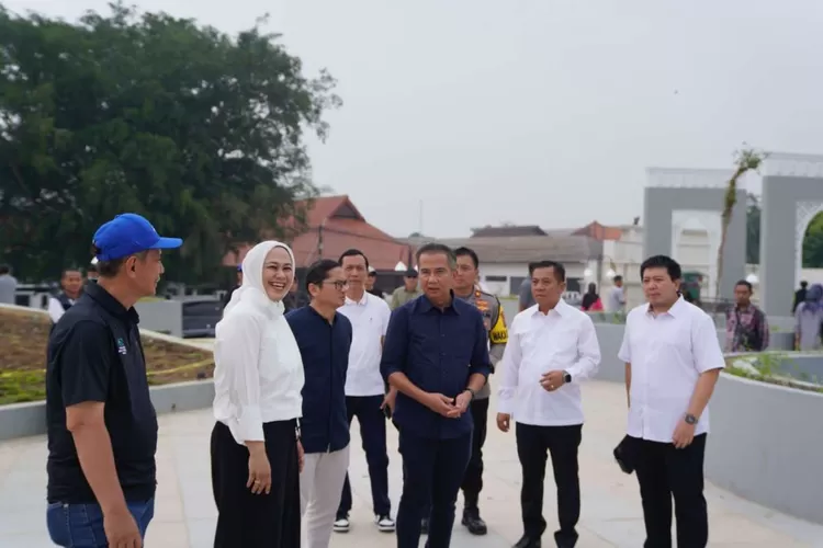 Pj Gubernur Jawa Barat Bey Machmudin meninjau Alun-alun Karawang hasil revitalisasi di Kabupaten Karawang, Sabtu (4/11/2023). (Humas Jabar)