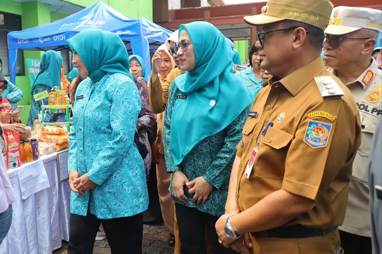 Pj Wali Kota Bekasi Gani Muhamad dalam Gerakan Pangan Murah di Kota Bekasi (Pemkot Bekasi)