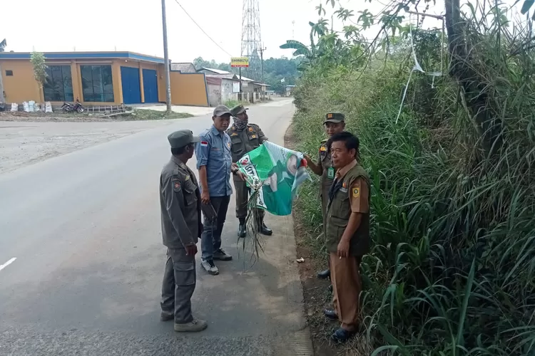 Panwaslu) bersama dengan petugas Pol PP unit Kecamatan Rumpin mencopot dan menurunkan puluhan alat peraga kampanye atau alat peraga sosialisasi para bakal calon anggota legislatif (bacaleg). (Nasir/Metropolitan )