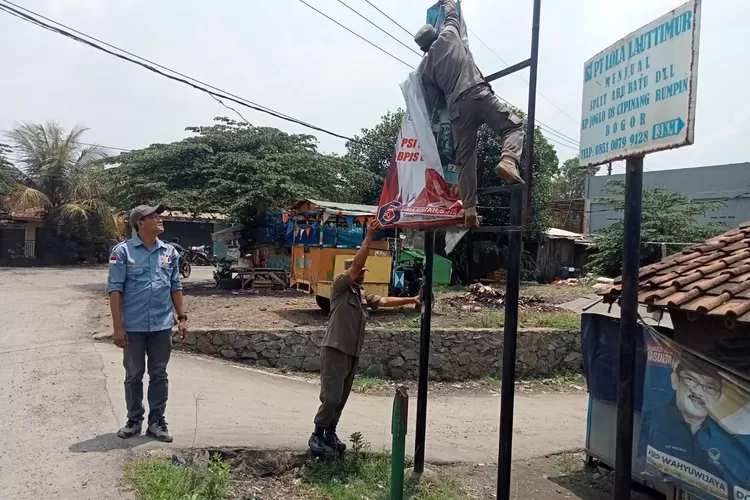 Satpol PP bersama Panwascam Rumpin menertibkan spanduk hingga APS caleg. (Mulya/Metropolitan)