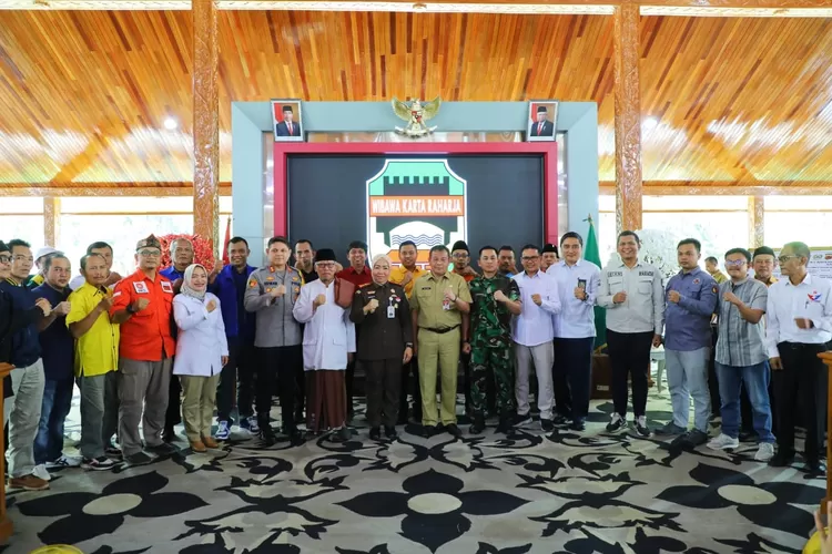 Pj Bupati Purwakarta Benni Irwan bersama Forkopimda hingga petinggi parpol ikuti Deklarasi Pemilu Damai 2024 Jawa Barat (Diskominfo Purwakarta)