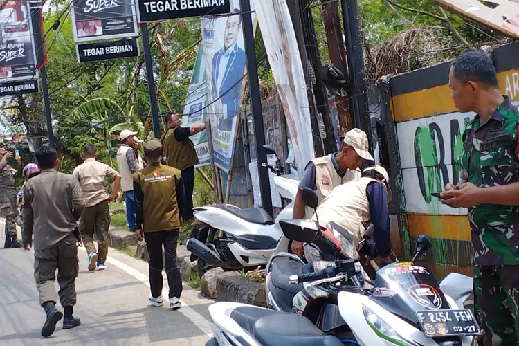 Panwascam dan Satpol PP Parung gencarkan pencopotan baliho caleg dan APS. (Mulya/Metropolitan)