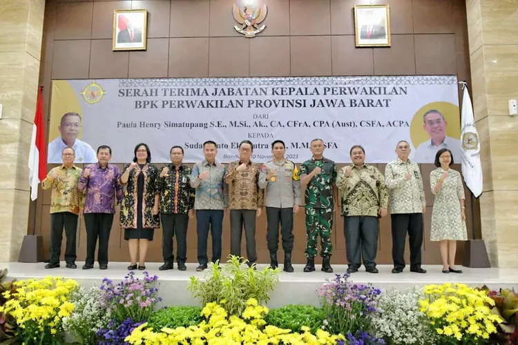 Pj Gubernur Jabar Bey Machmudin menghadiri acara serah terima jabatan Kepala Badan Pemeriksa Keuangan (BPK) Perwakilan Provinsi Jabar di kantor BPK Jabar, Kota Bandung, Jumat (10/11/2023). (Humas Jabar)