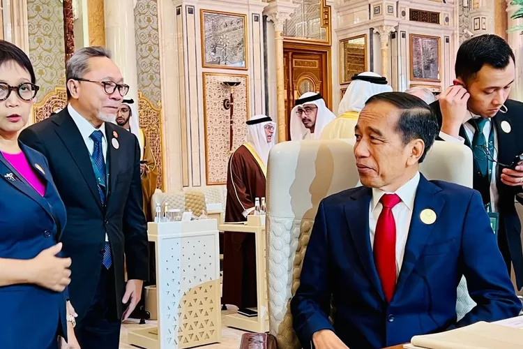 Presiden Jokowi saat hadir dalam Konferensi Tingkat Tinggi (KTT) Luar Biasa Organisasi Kerja Sama Islam (OKI) di Riyadh, Arab Saudi. (foto: Biro Pers Istana)
