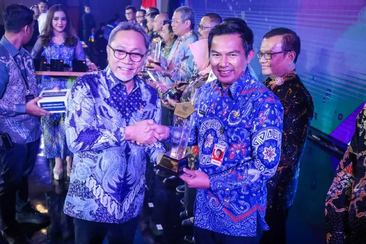 Sekda Purwakarta Norman Nugraha menerima penghargaan untuk program Ceu Ati dari Kemendag RI. (Diskominfo Purwakarta)