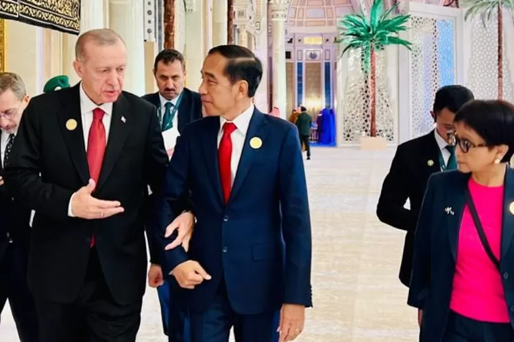 Presiden Jokowi didampingi Menlu Retno Marsudi bertemu dengan Presiden Turki Recep Tayyip Erdogan,, di sela-sela KTT Luar Biasa OKI, di KAICC, Riyadh, Arab Saudi, Sabtu (11/11/2023). (Foto: BPMI Setpres)