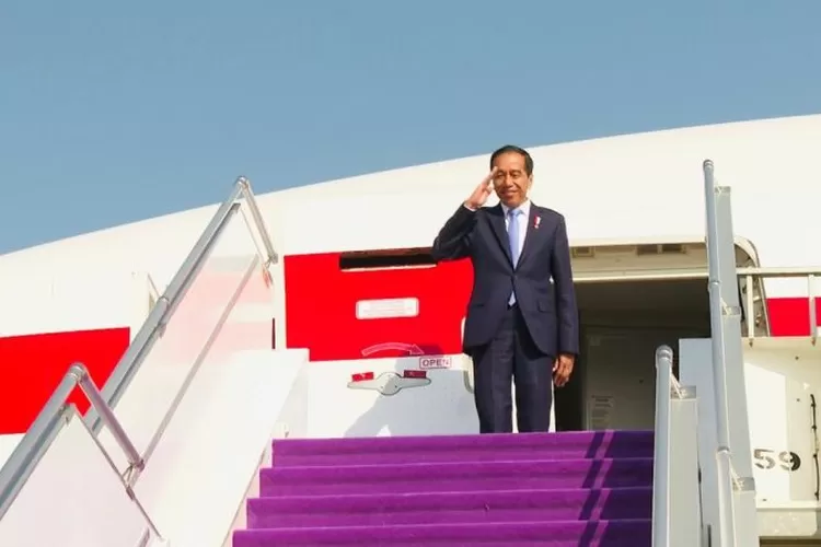 Presiden Jokowi) bertolak menuju Amerika Serikat (AS) usai menghadiri Konferensi Tingkat Tinggi (KTT) Luar Biasa Organisasi Kerja Sama Islam (OKI) di Riyadh, Arab Saudi, Minggu (12/11/2023). (BPMI Setpres)