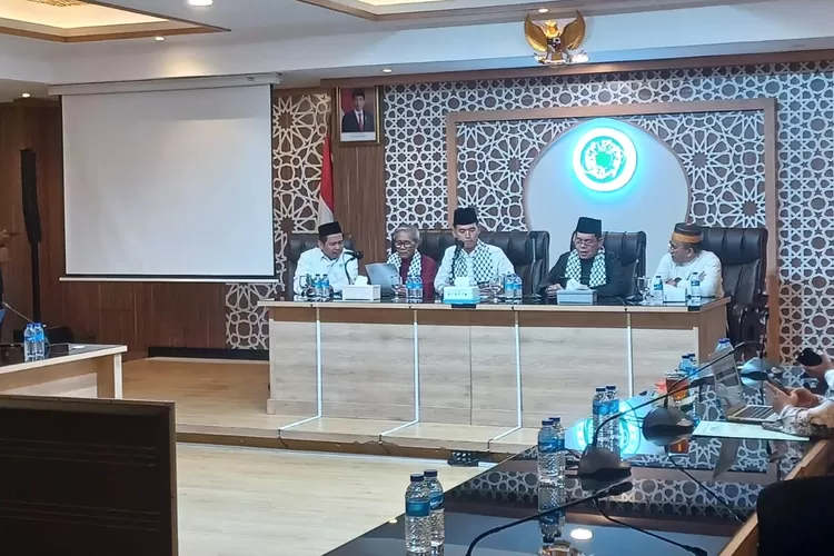 Ketua MUI Bidang Fatwa, KH Asrorun Niam Sholeh, saat membacakan fatwa terbaru MUI tersebut di Kantor MUI, Jakarta, Jumat (10/11/2023). (MUI)