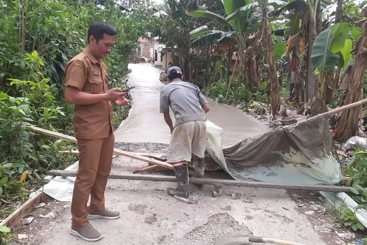 Jalan Poros Tengah Desa Kampung Sawah di Rumpin Bogor dapat pembangunan betonisasi jalan lewat program Samisade (Mulya Diva/Metropolitan)