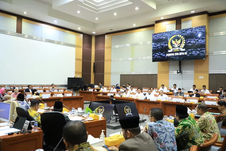 Rapat kerja Kementerian Agama atau Kemenag dan DPR untuk membentuk Panitia Kerja (Panja) Biaya Penyelenggaran Ibadah Haji (BPIH) tahun 1445 H/2024 M. (Kemenag )
