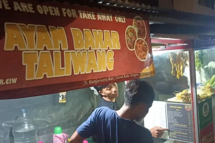 Warung Ayam Bakar Taliwang milik Ridwan yang tak jauh dari jalur wisata Puncak Bogor