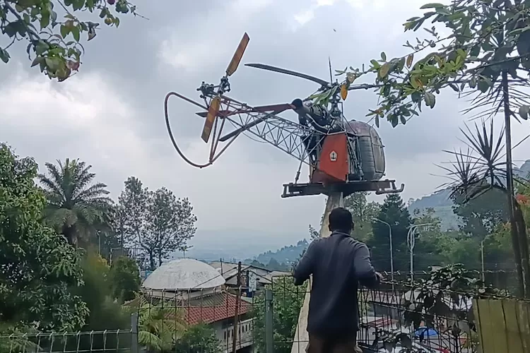 Monumen Helikopter RE Martadinata di kawasan wisata Puncak Bogor
