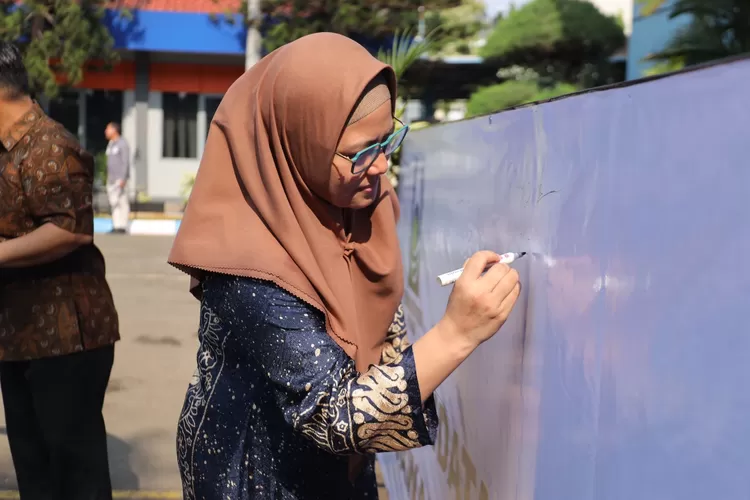 Pegawai Perumda Tirta Patriot Kota Bekasi diajak teken kesepakatan netralitas dalam Pilkada 2024 (Pemkot Bekasi)